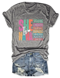 Flach liegendes Set aus grauem T-Shirt mit Aufdruck und zerrissenen Denim-Shorts