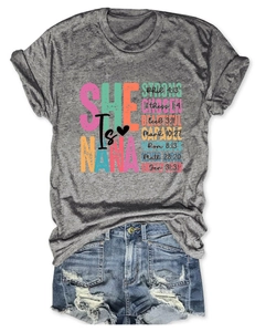 Flachbild von grauem T-Shirt mit 'SHE Is NANA' Druck und zerrissenen Denim-Shorts