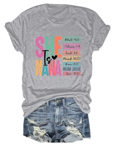 Detailansicht des Damen-T-Shirts mit Nana Strong-Aufdruck und biblischen Versen