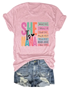 Flachbild von rosa T-Shirt mit Motivtext und zerrissenen blauen Denim-Shorts für Damen