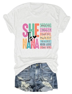 Flachbild von weißem T-Shirt mit religiösem Print und Jeansshorts mit Destroyed-Effekten