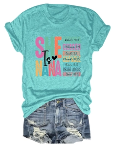 Flachbild von Damen T-Shirt in Türkis mit Aufdruck und verwaschenen Jeans-Shorts