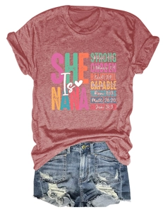 Flach liegendes Baumwoll-T-Shirt mit religiösem Text und zerrissenen Jeans-Shorts auf Weiß