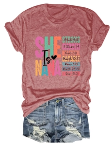 Nahaufnahme der bedruckten Schrift und Bibelverse auf einem ziegelroten Baumwoll-T-Shirt