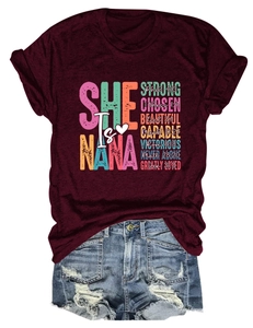 Nahaufnahme von weinrotem T-Shirt mit Kunstdruck und Denim-Shorts auf weißem Grund