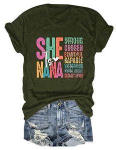 Flatlay von armeegrünem Grafik-T-Shirt mit blauen Denim-Shorts auf weißem Hintergrund