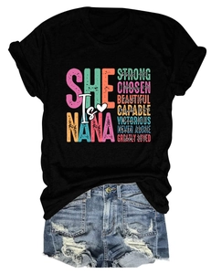 Flachbild-Damen-T-Shirt in Schwarz mit bedruckten blauen Jeansshorts im Used-Look