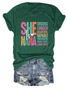 Detail eines dunkelgrünen Baumwoll-T-Shirts mit inspirierendem Druck und Denim-Shorts