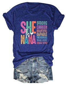 Detail eines dunkelblauen T-Shirts mit Print und zerrissenen Jeans-Shorts Set