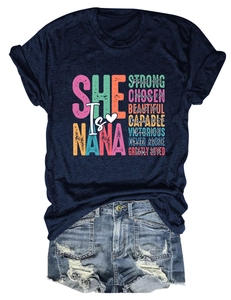 Detail von dunkelblauem T-Shirt mit Regenbogen-Print und Destroyed-Denim-Shorts für Damen