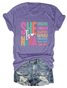 Flach liegendes lila T-Shirt mit biblischem Text und ausgefranste Denim-Shorts Set