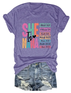 Details vom lila T-Shirt mit Aufdruck und zerrissenen Jeans-Shorts im Set-Stil