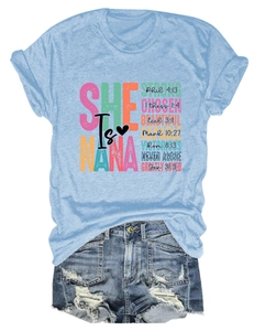 Detailansicht des Bibelsprüche-Aufdrucks auf hellblauem T-Shirt mit Jeansshorts