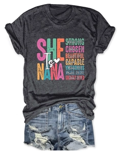 Flachbild von grauem T-Shirt mit 'SHE IS NANA'-Druck und Distressed-Denim-Shorts