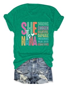 Detailansicht des grünen T-Shirts mit farbigem SHE IS NANA Aufdruck und biblischen Zitaten