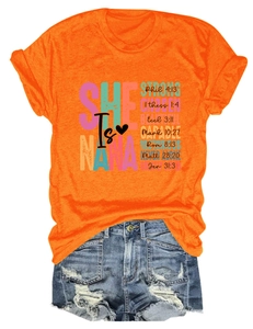 Detail eines orangen T-Shirts mit Print und zerrissenen Denim-Shorts für Damen