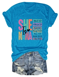 Detail eines pfauenblauen T-Shirts mit inspirierendem Druck und Jeans-Shorts Set