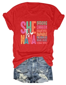 Detail eines roten T-Shirts mit She Is Nana-Schriftzug und biblischen Sprüchen