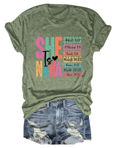 Detail eines armeegrünen T-Shirts mit religiösem Text und Denim-Shorts Outfit