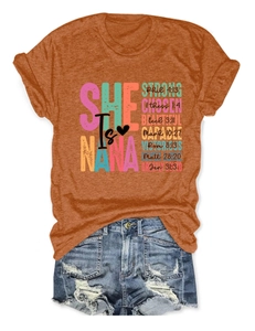 Flachgelegtes karamellfarbenes T-Shirt mit SHE IS NANA STRONG Aufdruck und Denim-Shorts