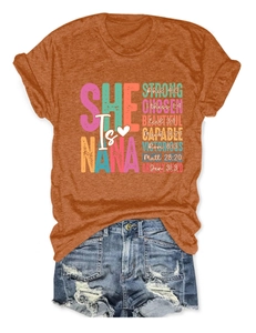 Flachbild eines orangefarbenen T-Shirts mit inspirierender Typografie und Denim-Shorts