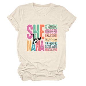 Detail eines beigefarbenen Baumwoll-T-Shirts mit 'SHE IS NANA' religiösem Buchstabendruck