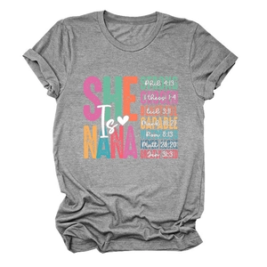 Detail eines grauen T-Shirts mit She Is Nana Strong Aufdruck und biblischen Versen
