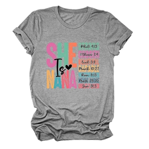 Detailansicht des bunten SHE IS NANA Textdrucks auf dem grauen melierten Kurzarm-T-Shirt