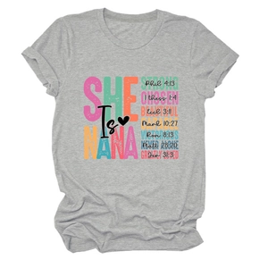 Detail eines grauen T-Shirts mit Bibelvers-Aufdruck und weicher Baumwolltextur