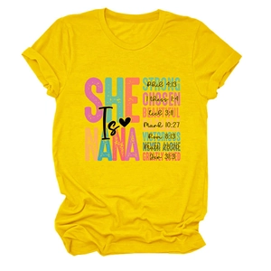 Detail eines gelben Baumwoll-T-Shirts mit Slogan She Is Nana und biblischem Aufdruck