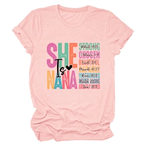 Detailansicht eines rosa T-Shirts mit 'SHE Is NANA' Kunstdruck und inspirierenden Bibelversen