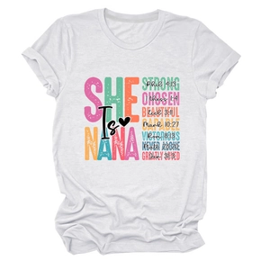 Detail eines weißen Baumwoll-T-Shirts mit buntem SHE IS NANA Text und Aufdruck