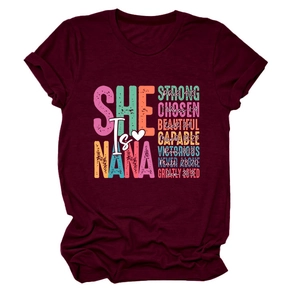 Detail des burgunderroten T-Shirts mit She Is Nana Strong Pop-Art-Text und Bibelversen