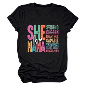 Detailansicht des schwarzen Baumwoll-T-Shirts mit buntem SHE IS NANA Grafikaufdruck