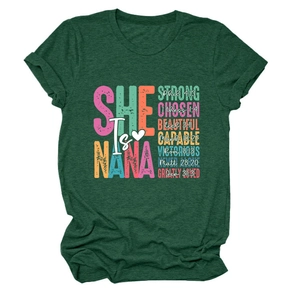 Detailansicht eines dunkelgrünen T-Shirts mit She is Nana Grafik und biblischem Text