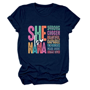 Detailansicht eines dunkelblauen T-Shirts mit böhmischem 'SHE IS NANA' Textdruck
