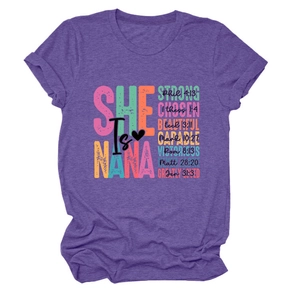 Detailansicht eines lila Rundhals-T-Shirts mit She is Nana Strong Kunstdruck-Design