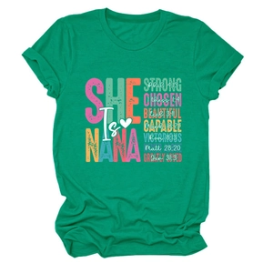 Detail des smaragdgrünen T-Shirts mit SHE Is NANA Grafik und biblischem Textdruck