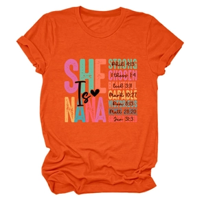 Detail der aufgerollten Ärmelbündchen und She Is Nana Textdruck auf orangefarbenem T-Shirt
