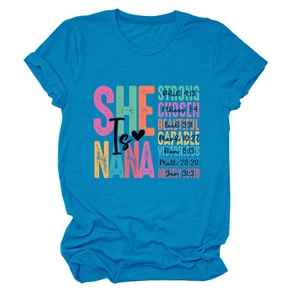 Detail eines blauen T-Shirts mit Rundhalsausschnitt und Nana-Blumendruck-Motiv