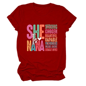 Detail eines roten Baumwoll-T-Shirts mit 'SHE IS NANA' Pop-Art-Grafikdruck und Rundhals