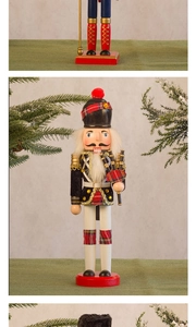 Dettaglio dello schiaccianoci in legno da 30 cm con kilt scozzese per decoro Natale