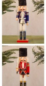 Dettaglio di schiaccianoci in legno con uniformi militari blu e rosse e bordi oro