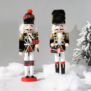Set di soldati schiaccianoci in legno da 30 cm con dettagli in tessuto per decorazioni festive