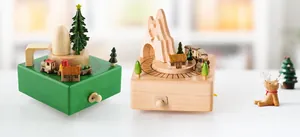 Détail de boîtes à musique en bois avec sapins de Noël, maisons et petits trains rotatifs