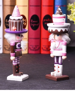 Détail de figurines casse-noisettes en bois sur le thème des desserts avec chapeaux tasses