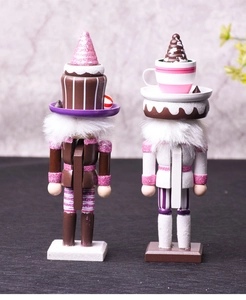 Détails des casse-noisettes en bois sur le thème dessert avec paillettes et col en fourrure