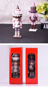 Détail macro de casse-noisettes en bois thème glace dans leur boîte cadeau rouge à fenêtre