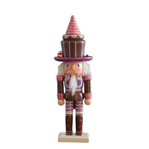 Casse-noisette en bois thème dessert avec chapeau cupcake chocolat et détails rayés