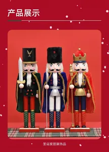 Trois figurines casse-noisettes de Noël avec épées et sceptres sur fond rouge festif